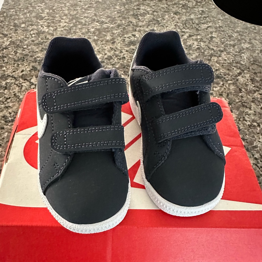 Nike Kids Navy Blue and White Sneakers , Size 6C